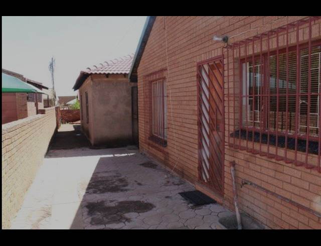 3 BEDROOM FREEHOLD FOR SALE IN SOSHANGUVE DD